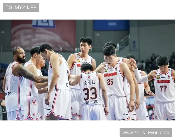 南京篮球队在世界锦标赛积分榜上以70分稳居第一名展现强劲实力