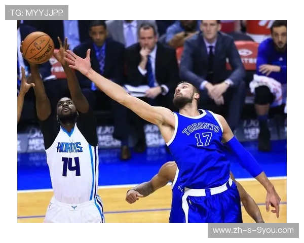 猛龙与黄蜂激战正酣 双方拼尽全力争夺季后赛席位 猛龙与黄蜂激战正酣 双方拼尽全力争夺季后赛席位